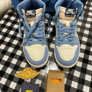 Nike Air Jordan 1 Retro High OG in Blue and white